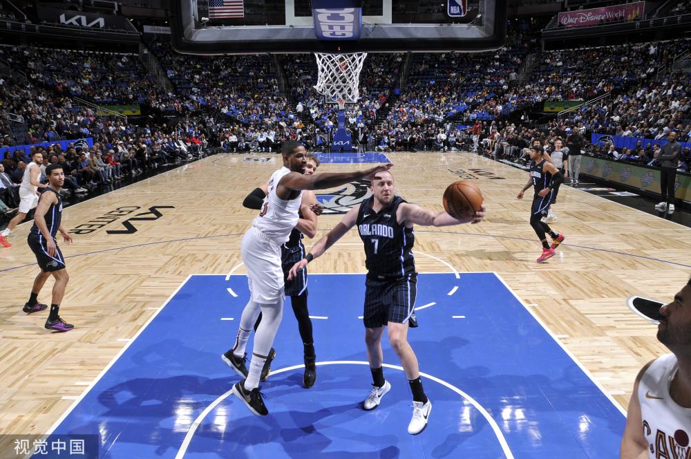 他在接受采 他在接受采